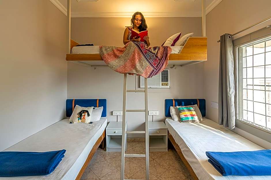 Single Bed in Female Dormitory Room — 3 fotoğraftan 1. fotoğraf