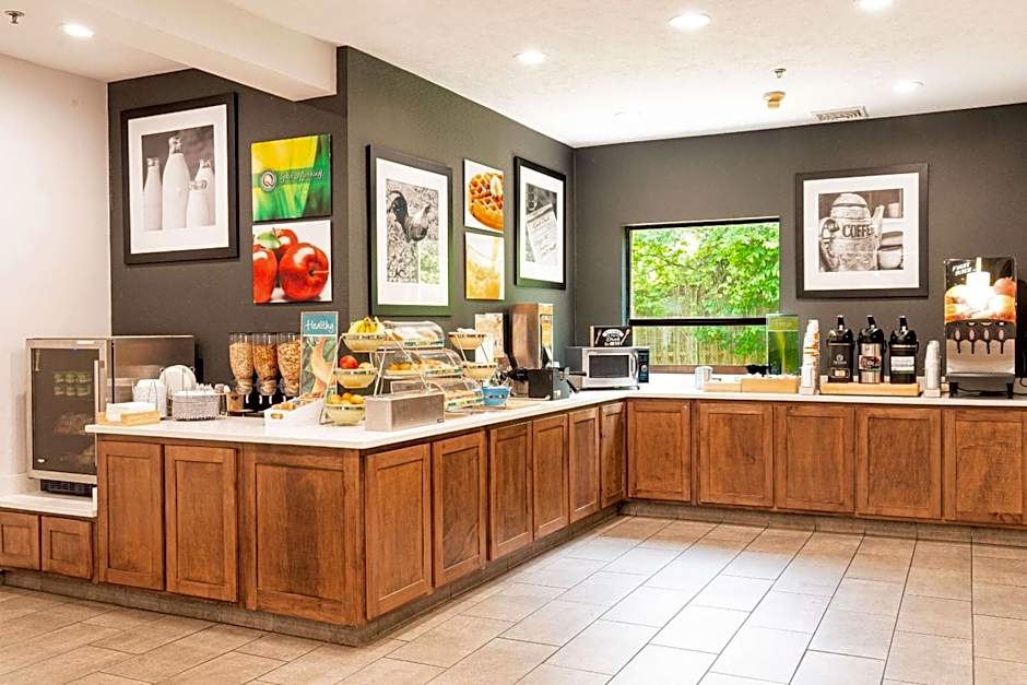 Quality Inn & Suites Oakwood Village - Cleveland South