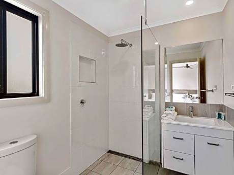 Deluxe Riverfront 3 Bedroom Villa - Not Pet Friendly