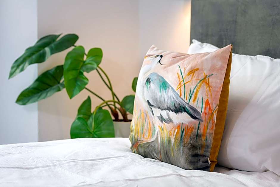 Idyllic Clifton Hideaway - Stunning Garden Flat