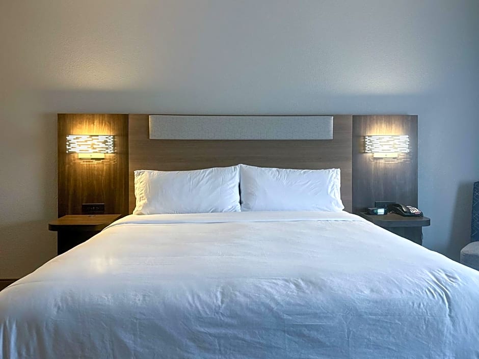 Holiday Inn Express Hotel & Suites Ennis By IHG