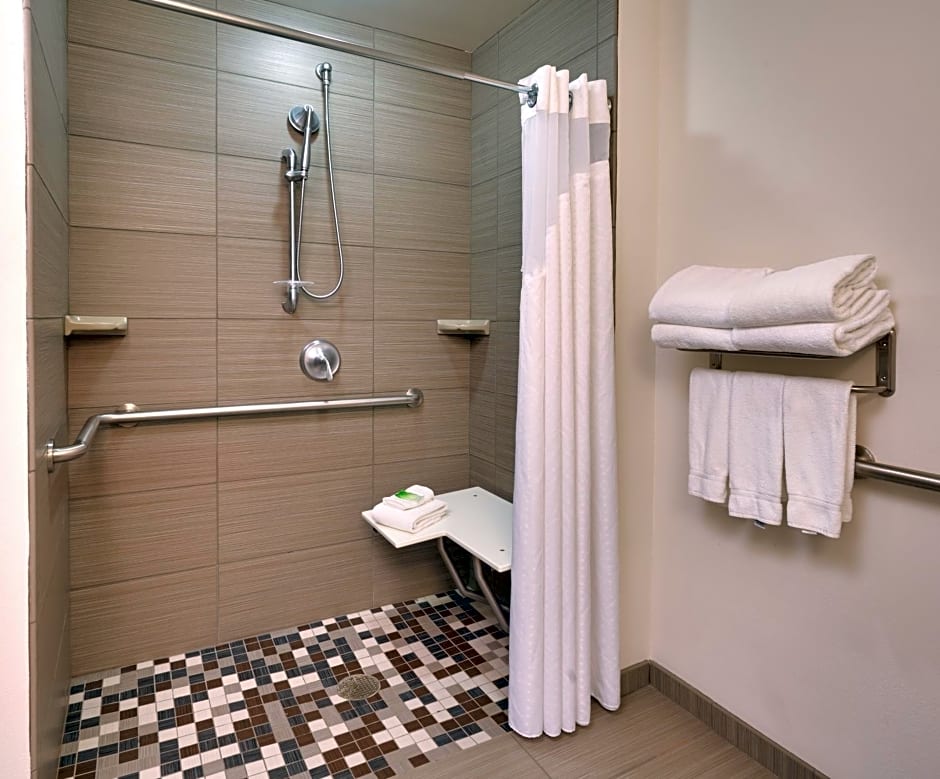 Holiday Inn Express & Suites Overland Park By IHG