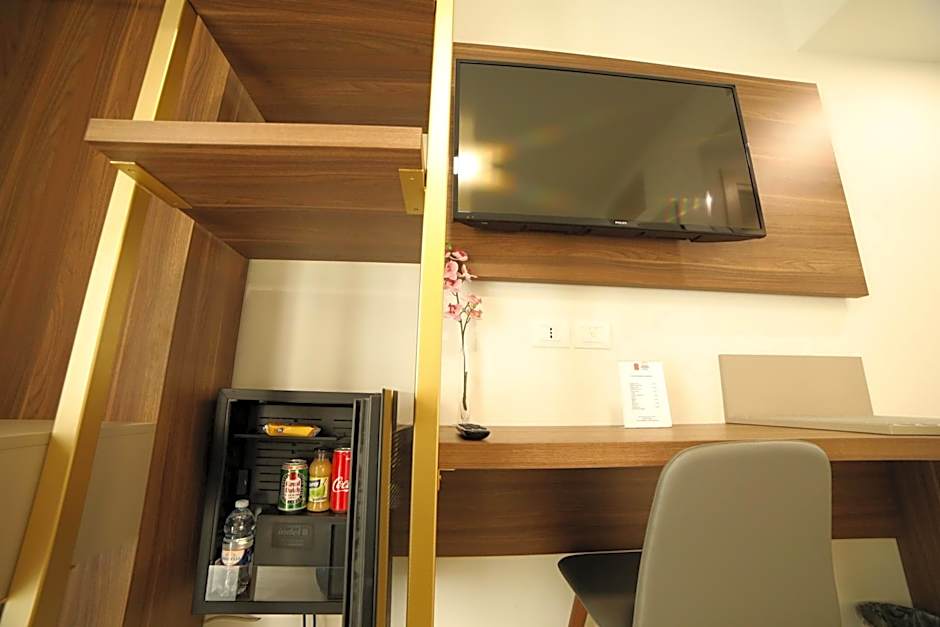 8room hotel