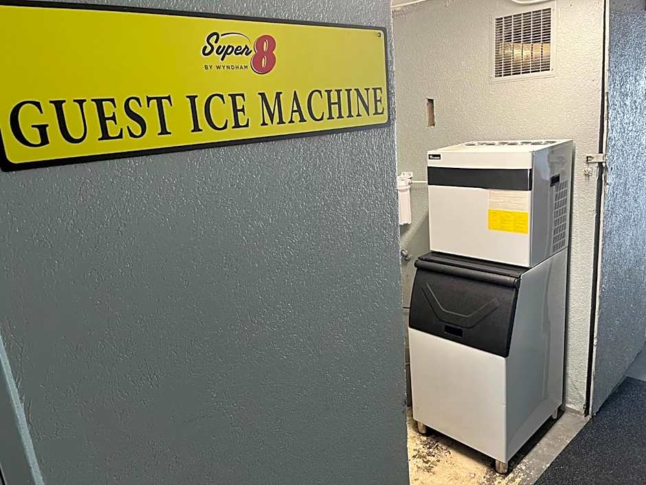 Super 8 By Wyndham Kingsland I-95/Naval Base Area