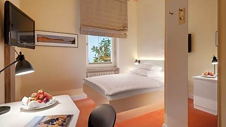 Standard Single Room with Courtyard View