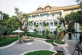 At Pingnakorn Riverside Hotel (SHA Extra Plus)