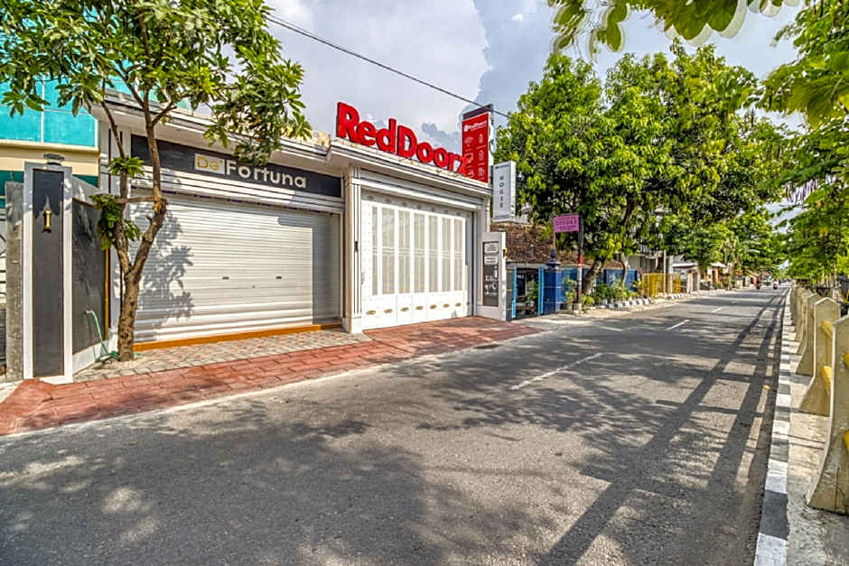 RedDoorz Plus near Gembira Loka Zoo 2