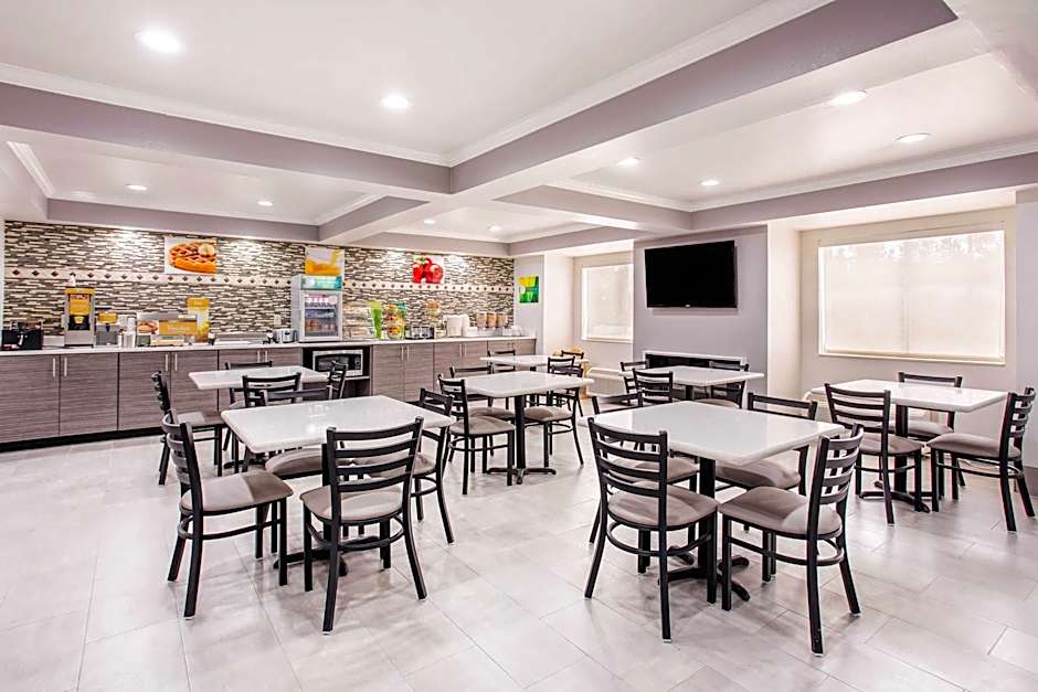Travelodge by Wyndham Rapid City - Black Hills