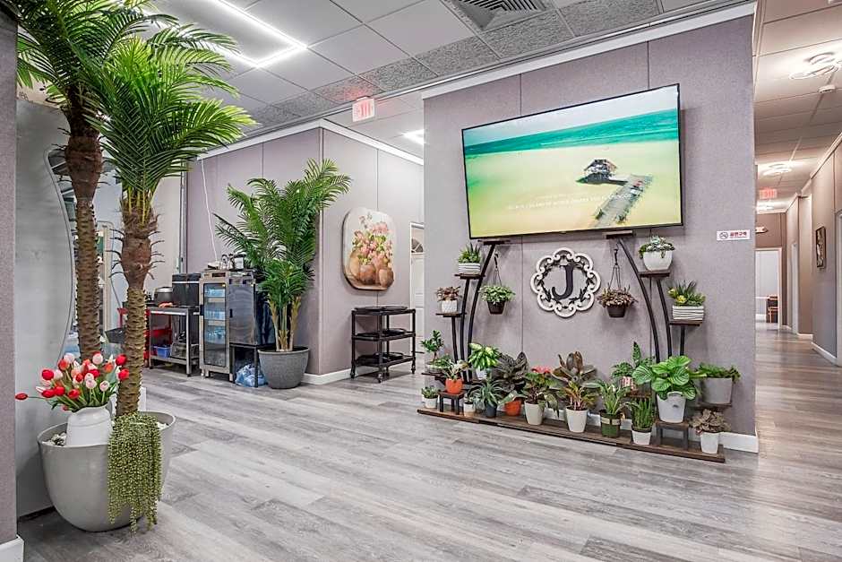 Cottonwood Suites Savannah Hotel & Conference Center