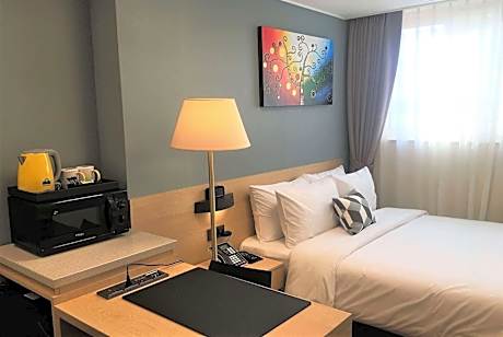 Residence Deluxe Queen Room - Non-Smoking