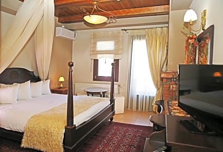 Deluxe Double Room with Lake and Village View