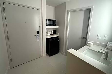1 Queen Bed Mobility Accessible Room