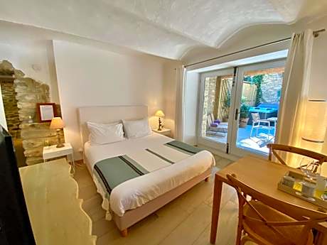 Studio with Spa Bath