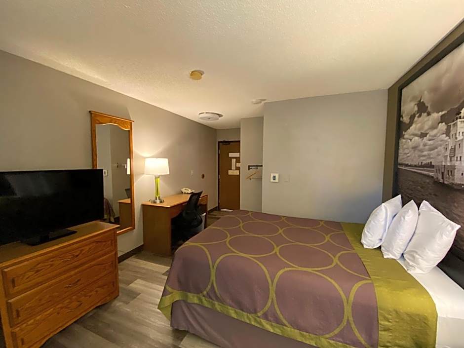 Super 8 by Wyndham Green Bay Near Stadium