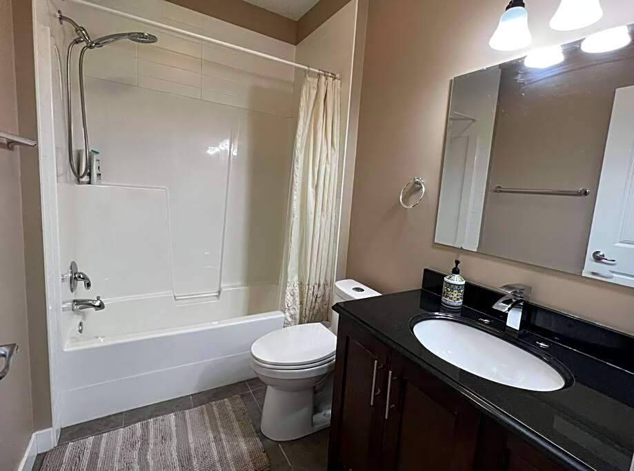 Spacious Private Walkout Entire Suite Close to YYC, DT, Shops, Stampede & Mountains with many Amenities in Panorama Hills NW - 4 Can Sleep