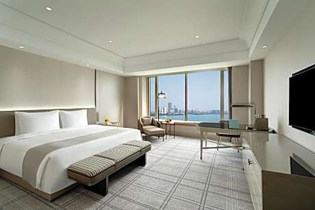 Premier Deluxe Lakeview King