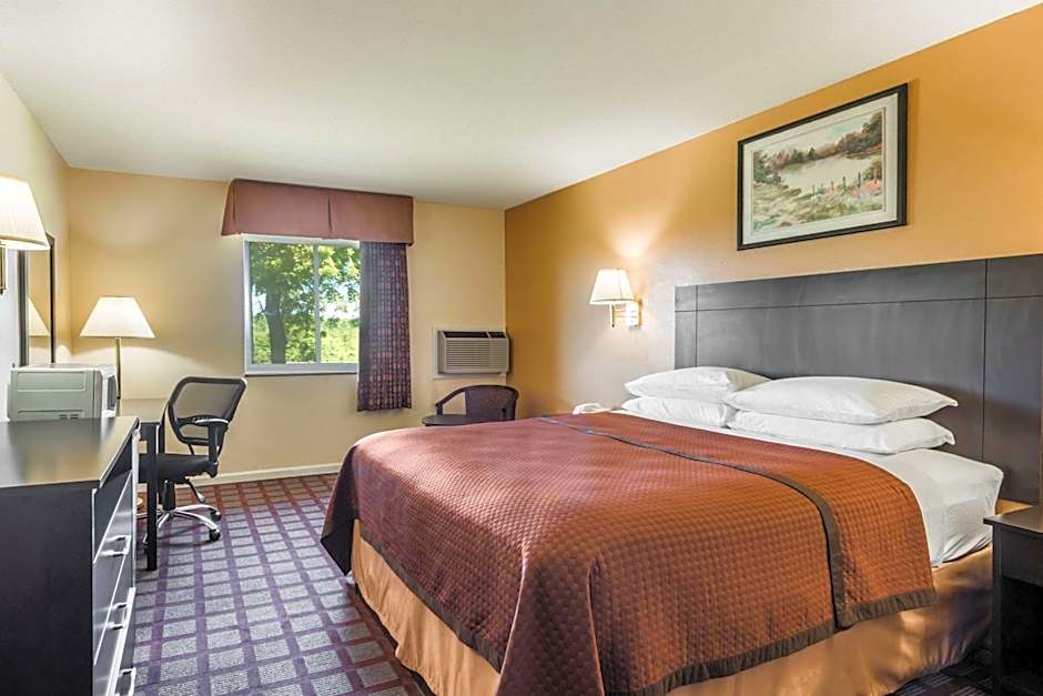 Super 8 by Wyndham Higginsville