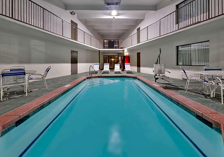 Days Inn & Suites by Wyndham Bentonville