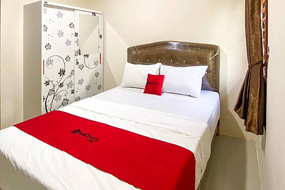 RedDoorz near Batu Ampar Harbour