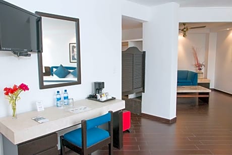 Suite-1 King Bed, Non-Smoking, Tub In Room