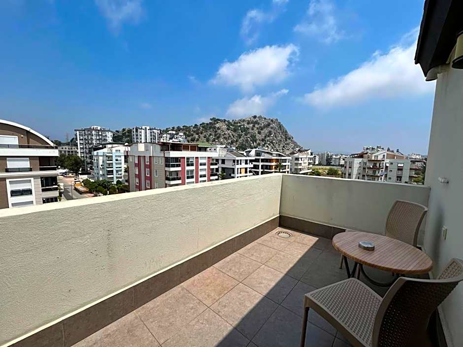 Golden World Suite Hotel