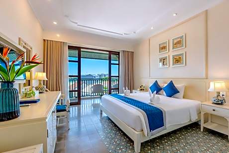 Deluxe Room with City/Pool View