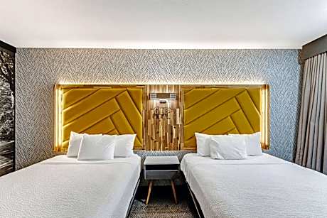 Deluxe One-Bedroom with Two Queen Beds - Non-Smoking