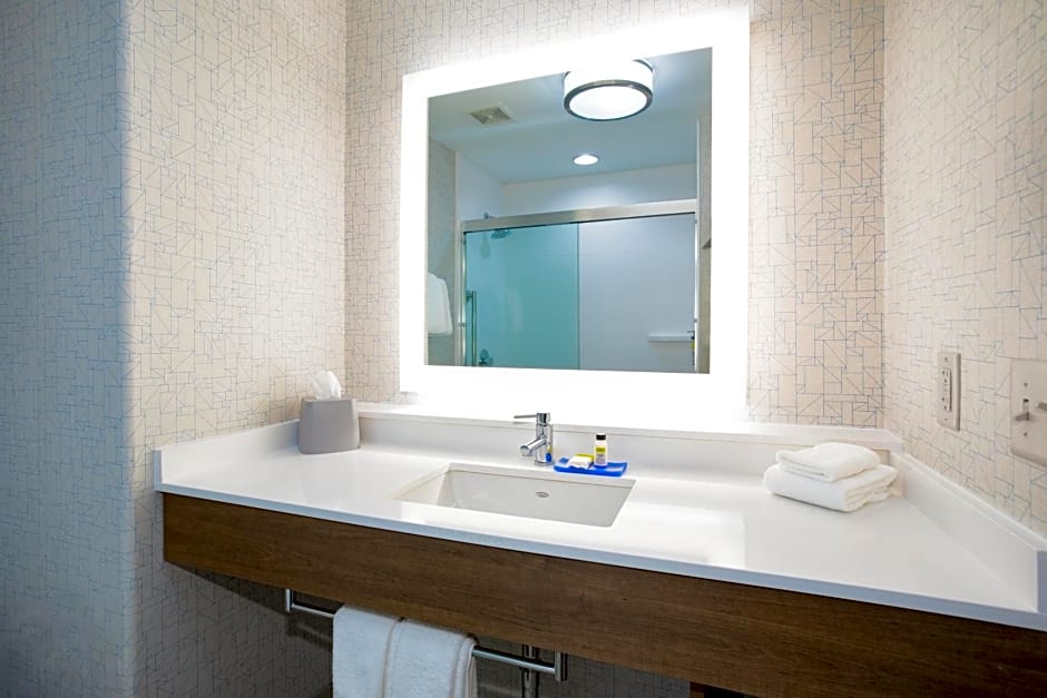 Holiday Inn Express & Suites Phoenix - Glendale Sports Dist By IHG