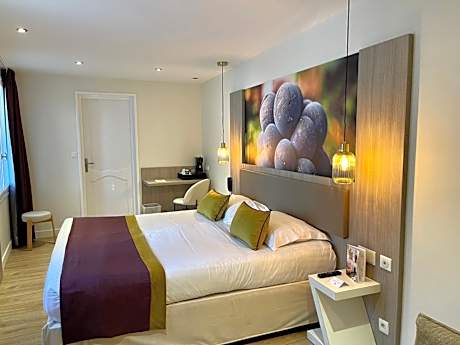 Deluxe Room with One King and One Single Bed and Shower - Non-Smoking