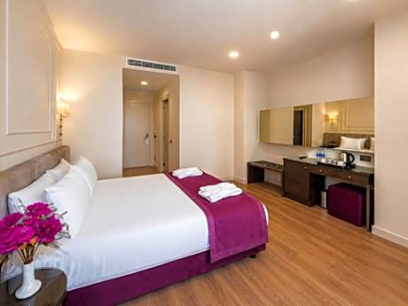 Comfort Room with Balcony and City View