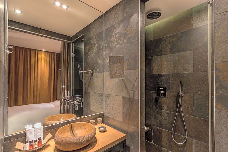 Hidden Hotel By Elegancia