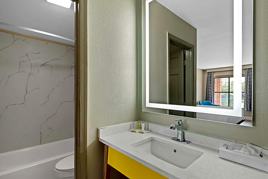 Days Inn by Wyndham Petersburg/South Fort Lee