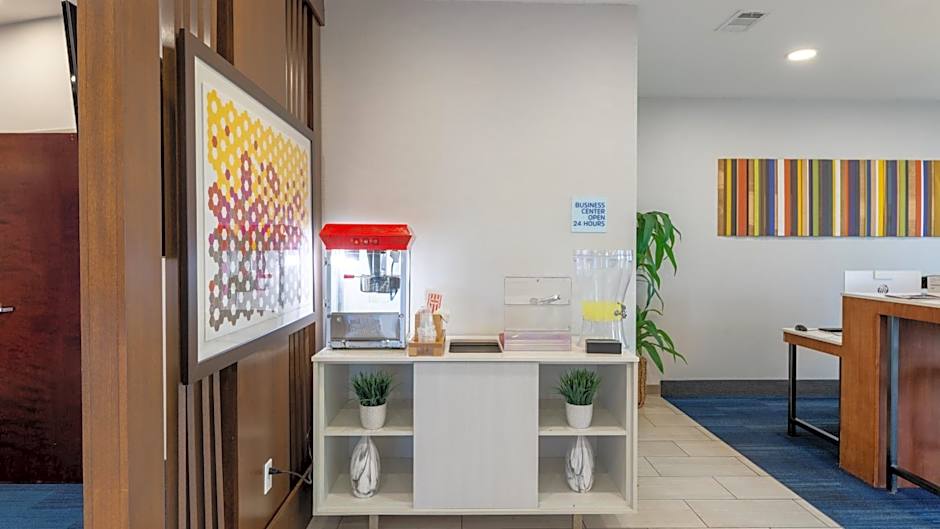 Holiday Inn Express & Suites Macon - I-475 by IHG