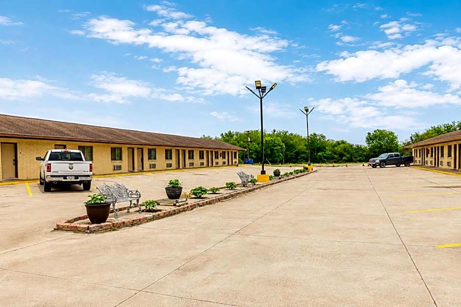 Freer Executive inn and Studios