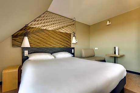 Comfort Room with Double Bed and Single Sofa Bed