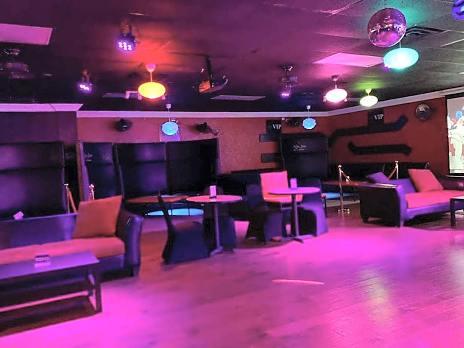 R Nite Star Inn and Suites -Home of the Cowboys & Rangers