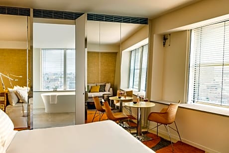 Junior King Suite with Panoramic City and Eiffel Tower View