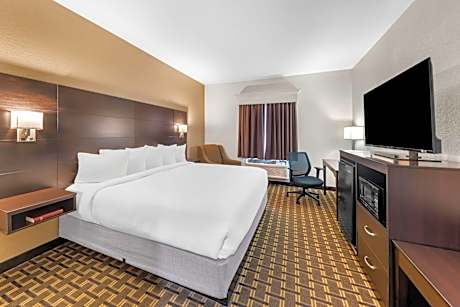 1 King 2 Doubles Non-Smoking Family Room 2 Rooms 2 Tvs Microwave MiniFridge Wi-Fi Full Breakfast