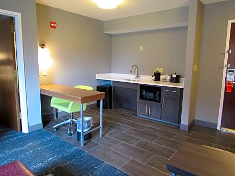 1 King Accessible Roll In Shower Suite Non-Smoking