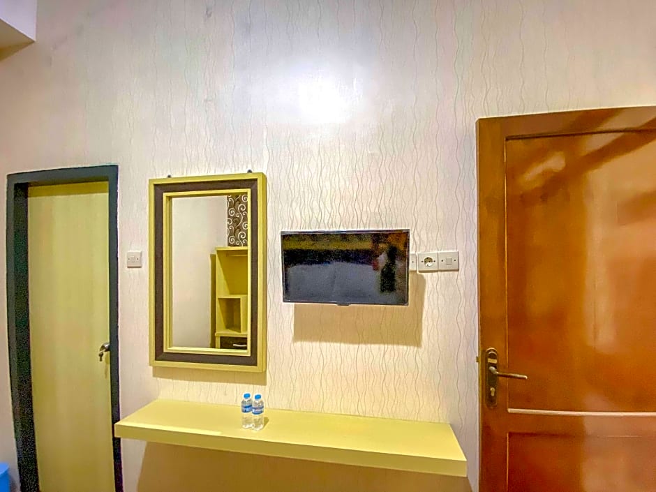 Tini's Guest House Malang Mitra RedDoorz