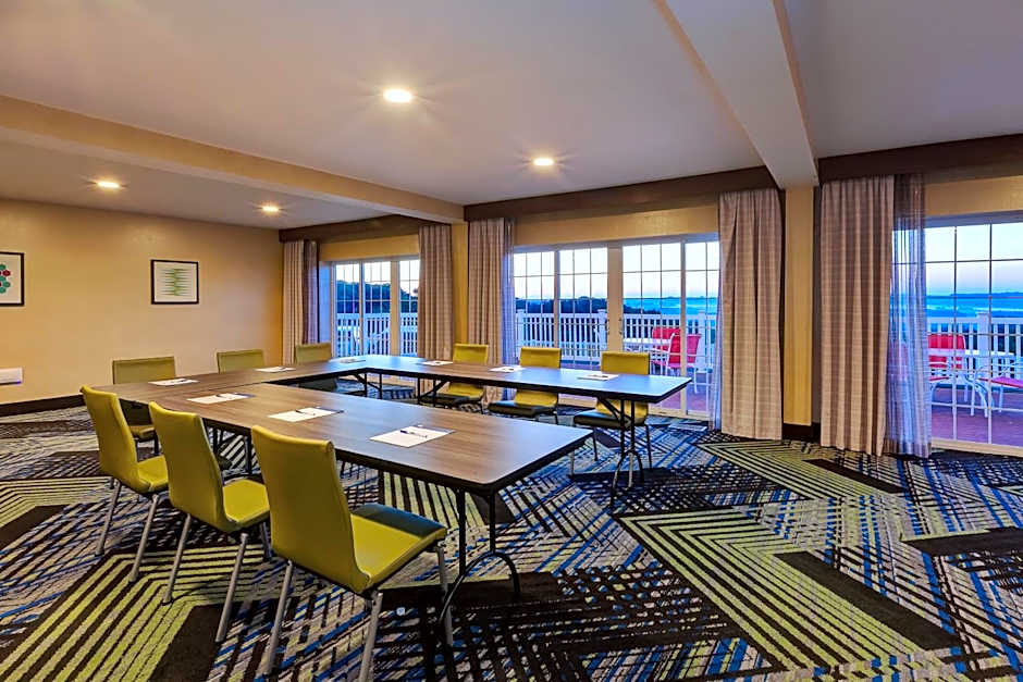 Holiday Inn Express Hotel & Suites Petoskey By IHG
