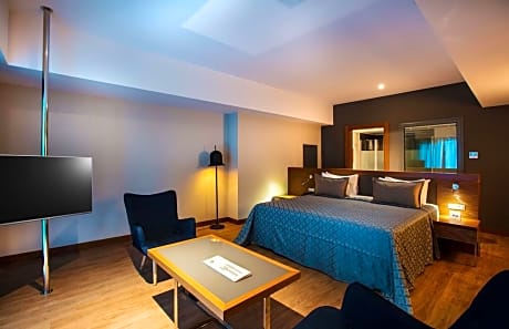 DELUXE SUITE SIDE SEA VIEW