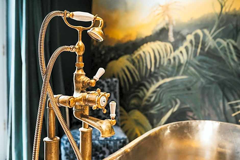 Le Petit Chateau & William de Percy