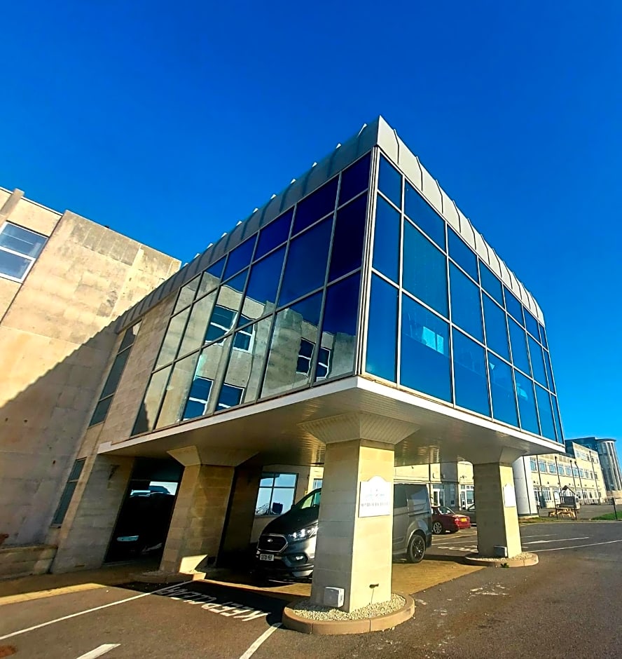 Admiralty Hotel & Restaurant