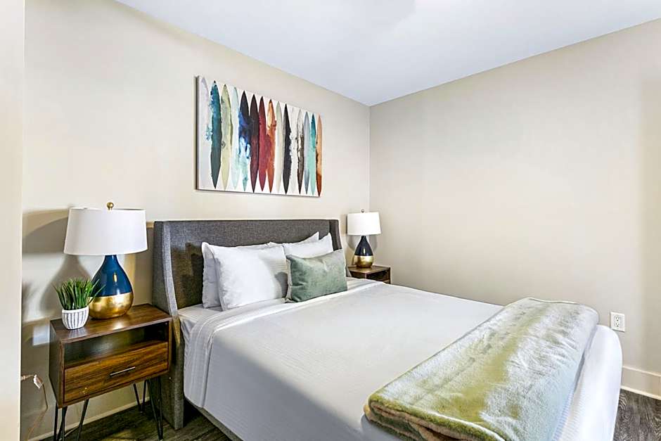 Spacious 4BR Luxury Condo Steps to French Quarter