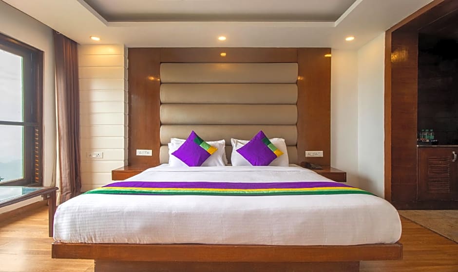 Treebo Premium Queen Of Hills Near Mall Road