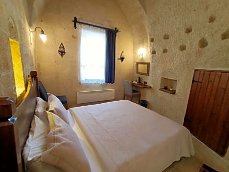 Deluxe Arch Cave Room