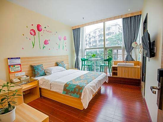 Guangzhou Longcheng Hotel (Chen Clan Temple Metro Station)