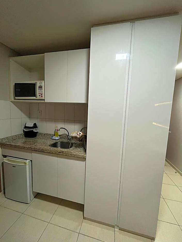 Suíte luxo com tela de cinema no América Towers Studio Residence