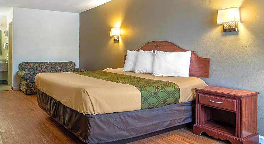 Econo Lodge Inn & Suites